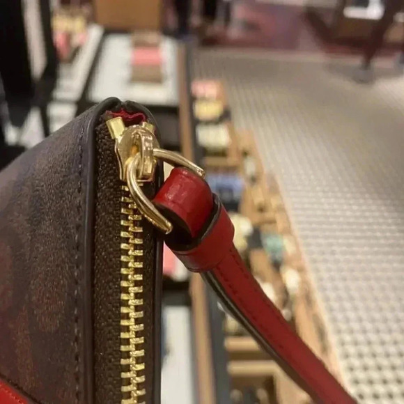 CORNER ZIP WRISTLET IN SIGNATURE CANVAS 58035 - Picture 6 of 9